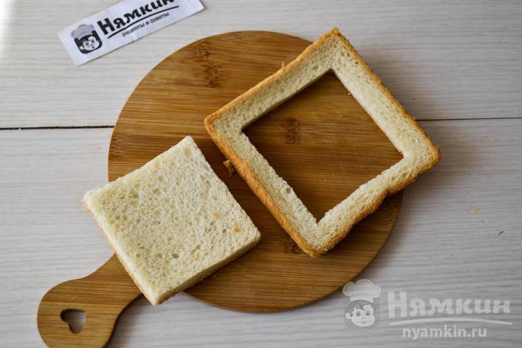 Яичница с сосисками и сыром в хлебе на сковороде - фото шаг 1