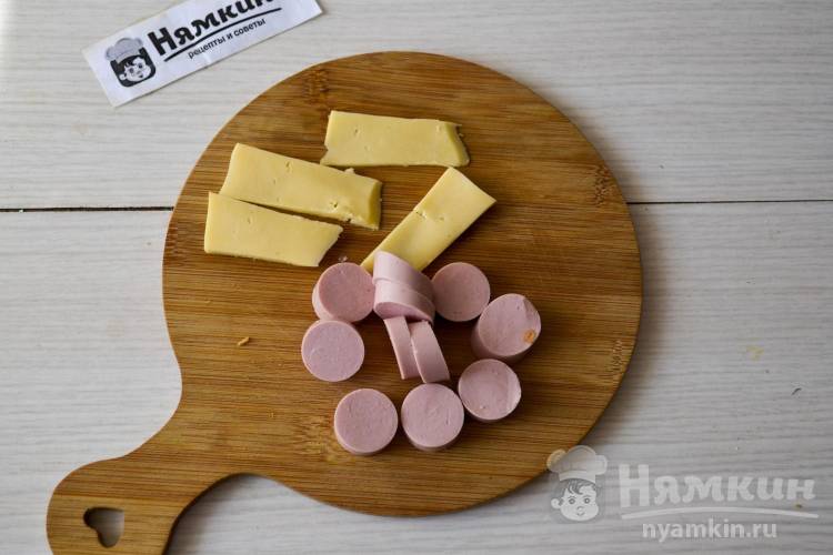 Яичница с сосисками и сыром в хлебе на сковороде - фото шаг 2