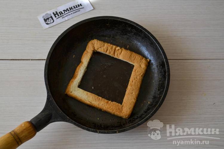 Яичница с сосисками и сыром в хлебе на сковороде - фото шаг 3