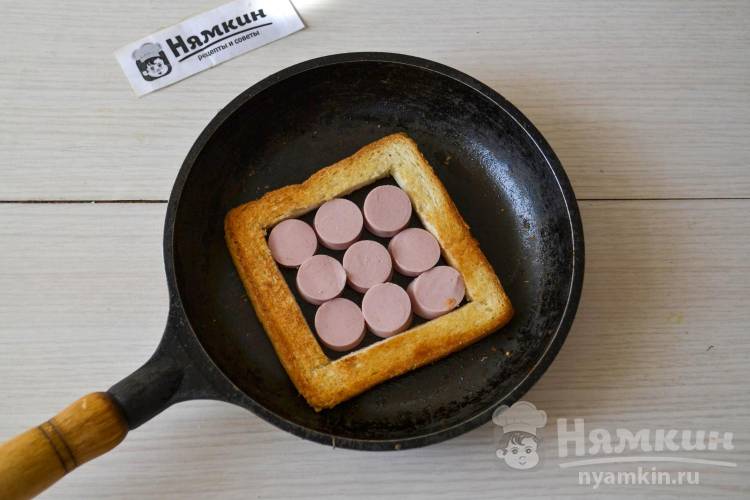 Яичница с сосисками и сыром в хлебе на сковороде - фото шаг 4