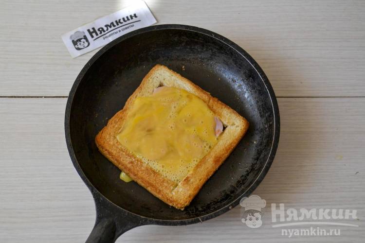 Яичница с сосисками и сыром в хлебе на сковороде - фото шаг 6