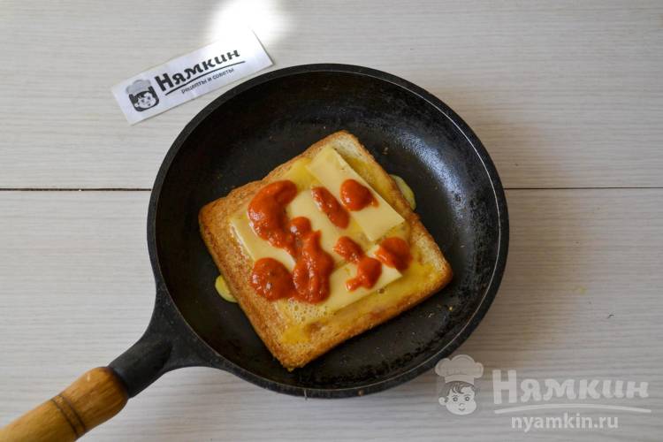 Яичница с сосисками и сыром в хлебе на сковороде - фото шаг 8