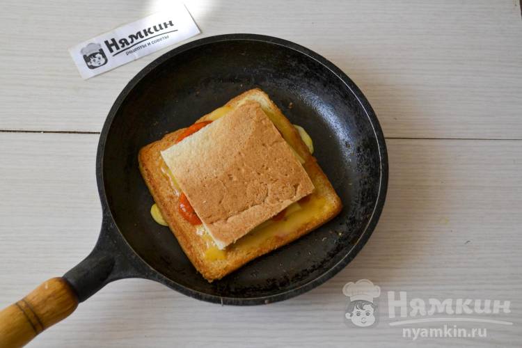 Яичница с сосисками и сыром в хлебе на сковороде - фото шаг 9