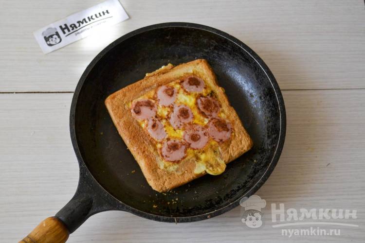 Яичница с сосисками и сыром в хлебе на сковороде - фото шаг 10