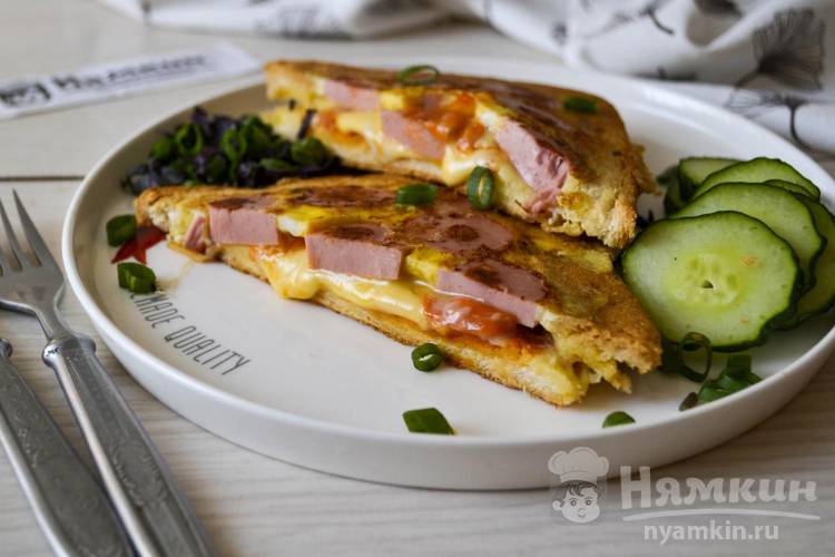 Яичница с сосисками и сыром в хлебе на сковороде - фото шаг 11