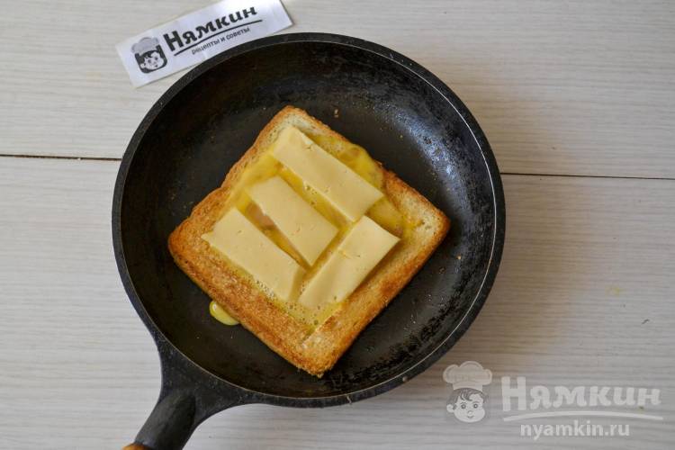 Яичница с сосисками и сыром в хлебе на сковороде - фото шаг 7