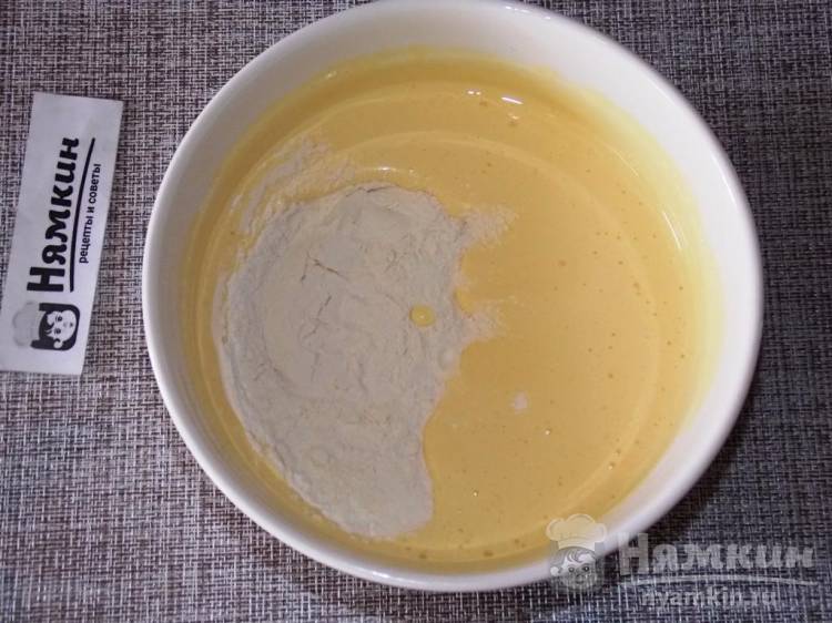 Бисквит с яблоками, бананами и ванилином в мультиварке - фото шаг 2
