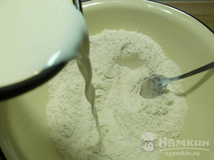 Дрожжевые пирожки с рисом, яйцами и солеными груздями на сковороде - фото шаг 2