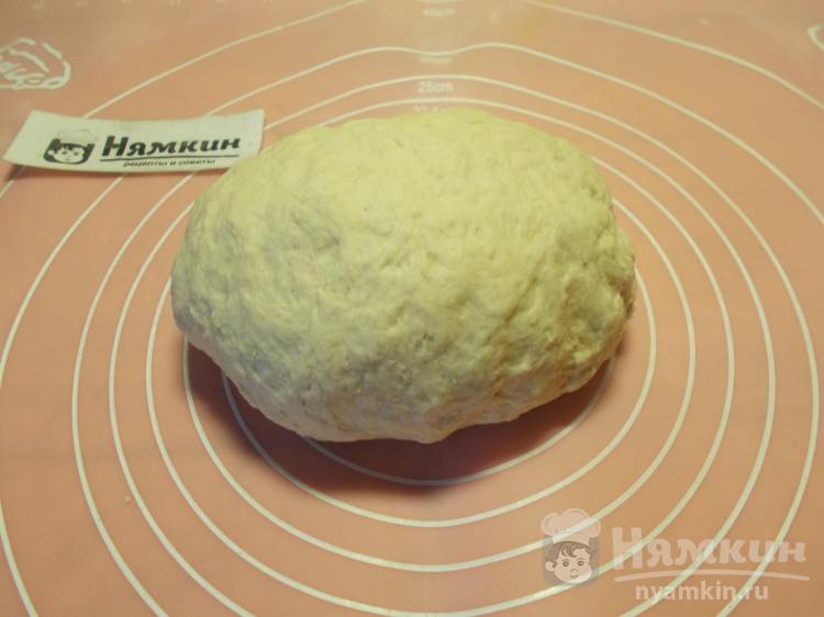 Дрожжевые пирожки с рисом, яйцами и солеными груздями на сковороде - фото шаг 3
