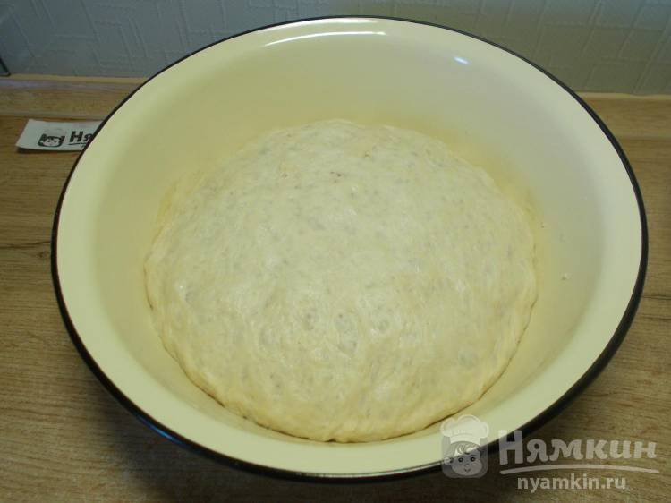 Дрожжевые пирожки с рисом, яйцами и солеными груздями на сковороде - фото шаг 4