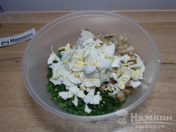 Дрожжевые пирожки с рисом, яйцами и солеными груздями на сковороде - фото шаг 7