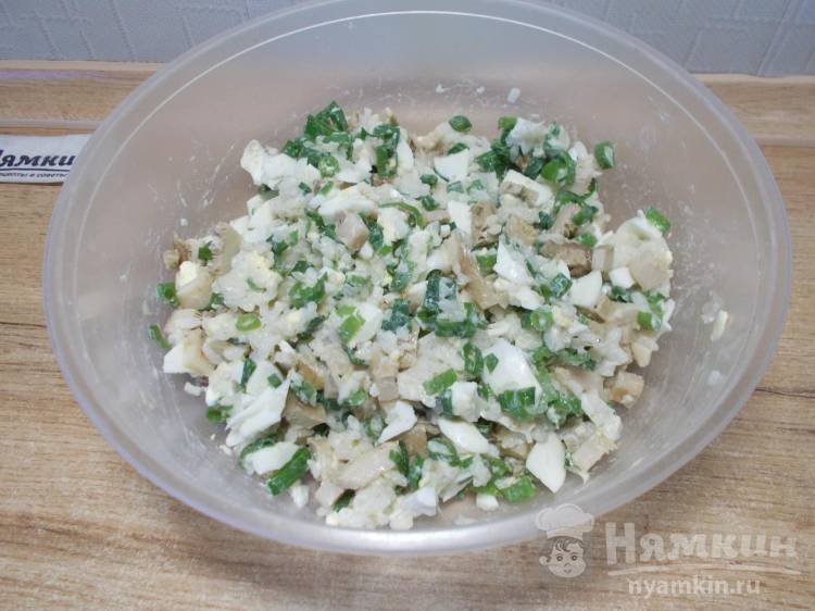 Дрожжевые пирожки с рисом, яйцами и солеными груздями на сковороде - фото шаг 8