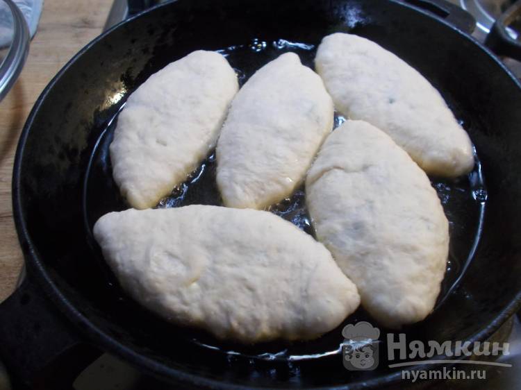 Дрожжевые пирожки с рисом, яйцами и солеными груздями на сковороде - фото шаг 10