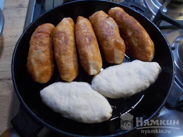 Дрожжевые пирожки с рисом, яйцами и солеными груздями на сковороде - фото шаг 11