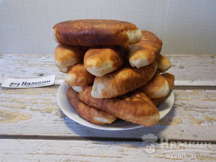 Дрожжевые пирожки с рисом, яйцами и солеными груздями на сковороде - фото шаг 12