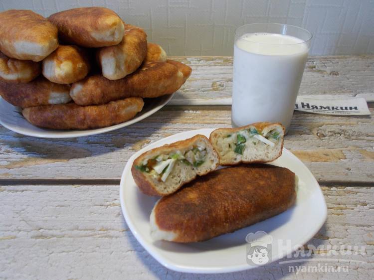 Дрожжевые пирожки с рисом, яйцами и солеными груздями на сковороде - фото шаг 13