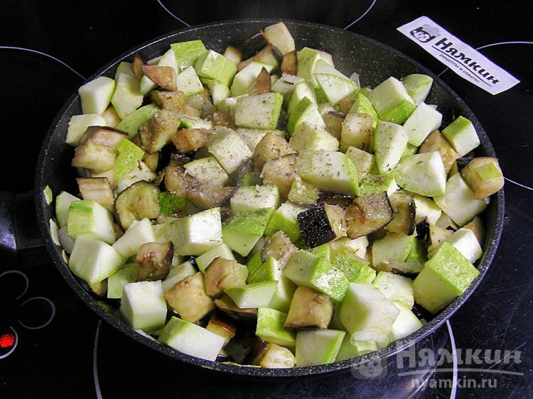 Рагу из баклажанов и кабачков с луком, томатами и болгарскими перцами в собственном соку - фото шаг 9