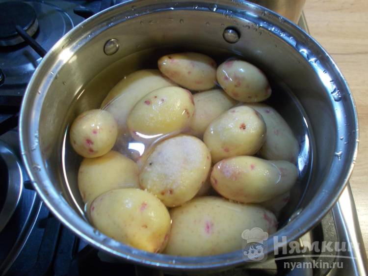 Жареха из лесных грибов и молодой картошки со сметаной на сковороде - фото шаг 1