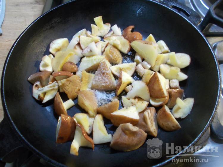 Жареха из лесных грибов и молодой картошки со сметаной на сковороде - фото шаг 3