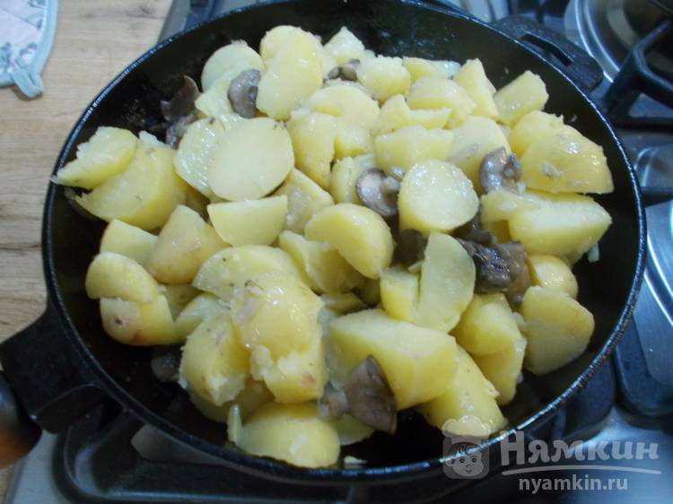 Жареха из лесных грибов и молодой картошки со сметаной на сковороде - фото шаг 8