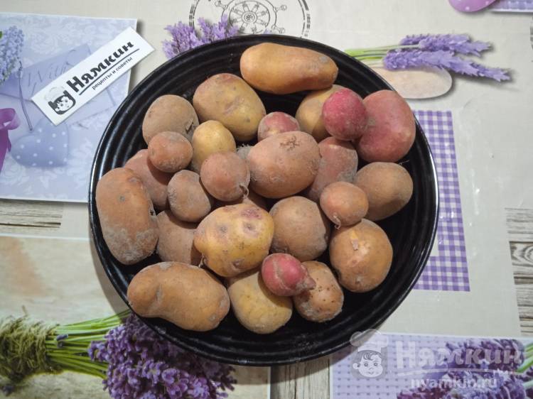 Молодая картошка дольками с чесноком и зеленью в микроволновке - фото шаг 1