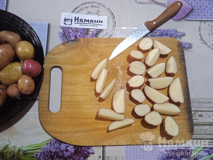 Молодая картошка дольками с чесноком и зеленью в микроволновке - фото шаг 2
