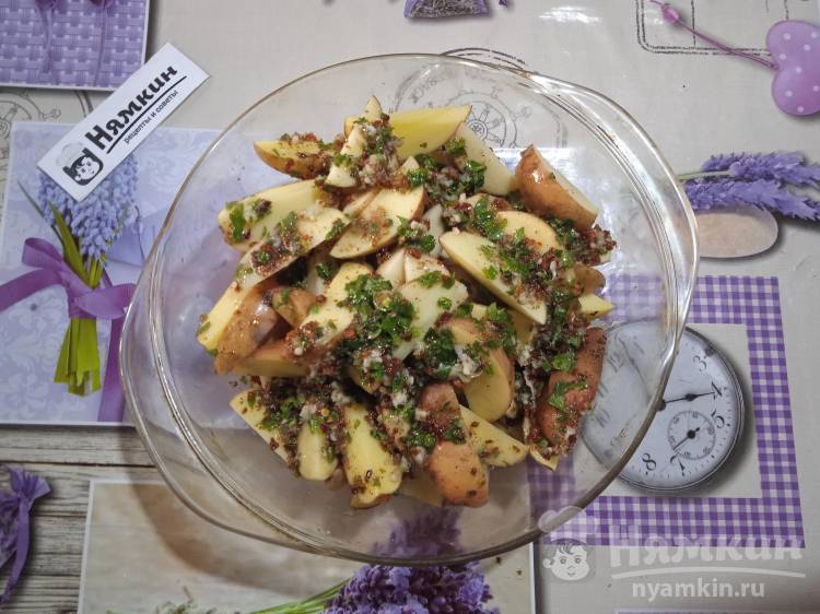 Молодая картошка дольками с чесноком и зеленью в микроволновке - фото шаг 5