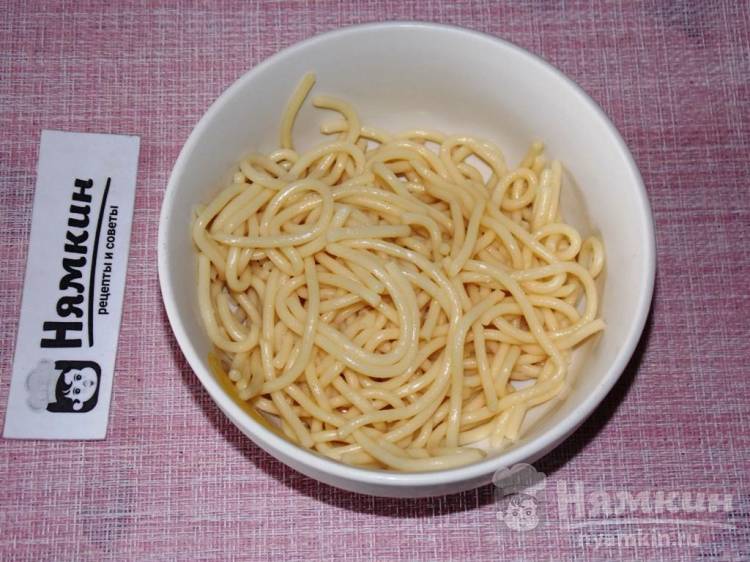 Спагетти с вареной курицей, зеленым горошком и паприкой на сковороде - фото шаг 1