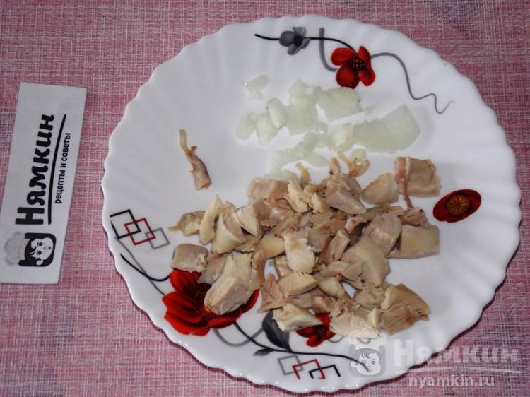 Спагетти с вареной курицей, зеленым горошком и паприкой на сковороде - фото шаг 2