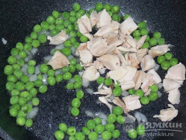 Спагетти с вареной курицей, зеленым горошком и паприкой на сковороде - фото шаг 4