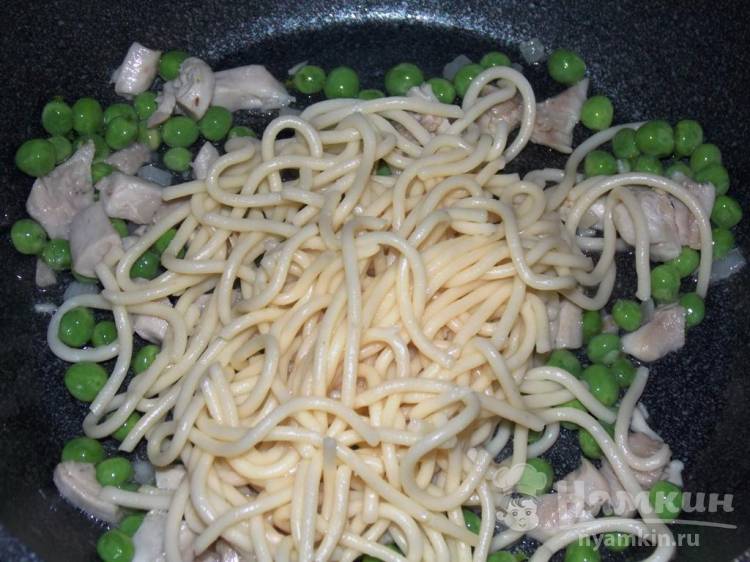 Спагетти с вареной курицей, зеленым горошком и паприкой на сковороде - фото шаг 5