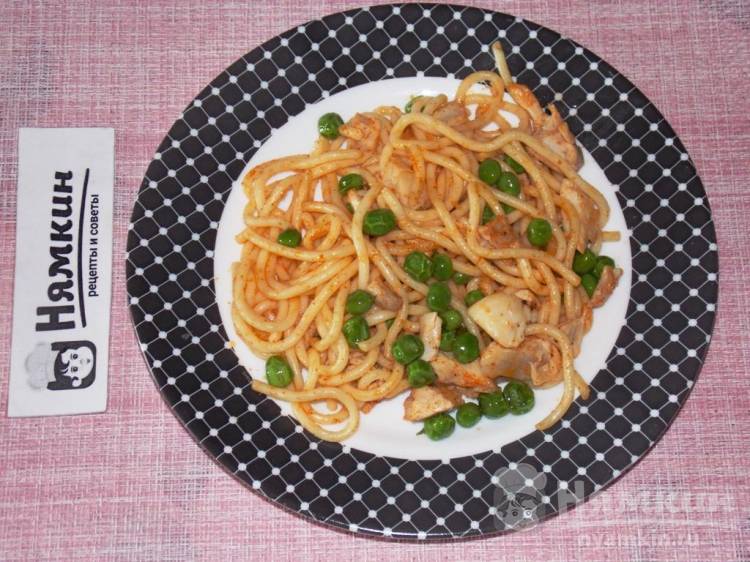 Спагетти с вареной курицей, зеленым горошком и паприкой на сковороде - фото шаг 7