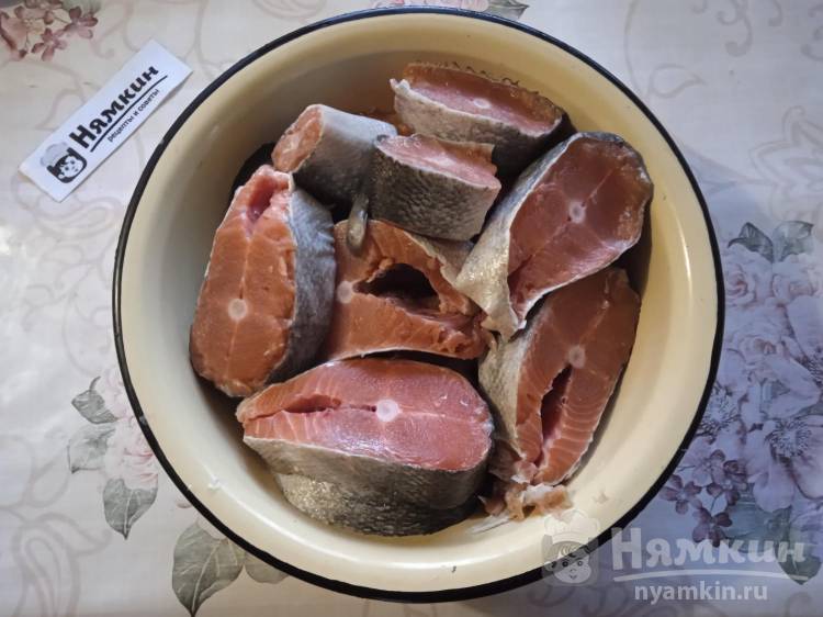 Стейки кеты на решетке на мангале с лимонным соком и черным перцем - фото шаг 1