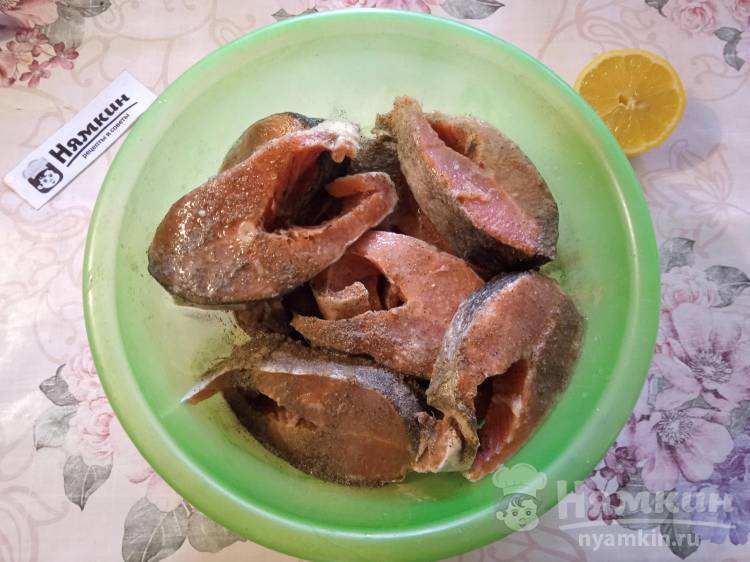 Стейки кеты на решетке на мангале с лимонным соком и черным перцем - фото шаг 2