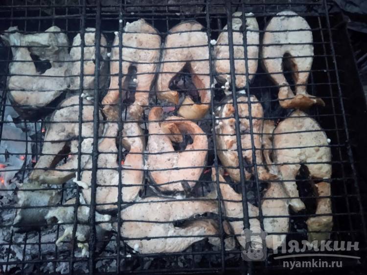 Стейки кеты на решетке на мангале с лимонным соком и черным перцем - фото шаг 5