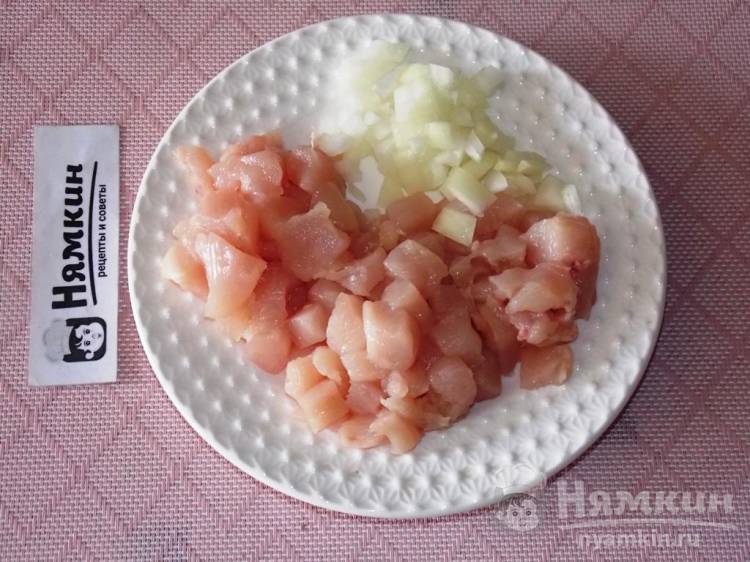 Болгарские перцы половинками с курицей и грибами в духовке - фото шаг 1