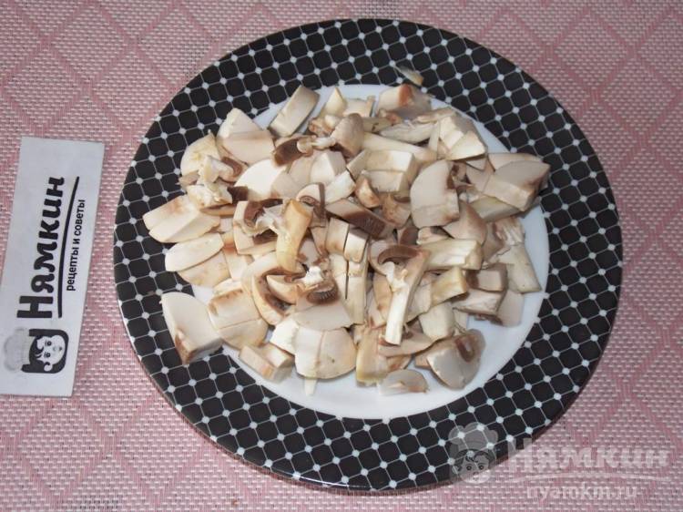 Болгарские перцы половинками с курицей и грибами в духовке - фото шаг 2