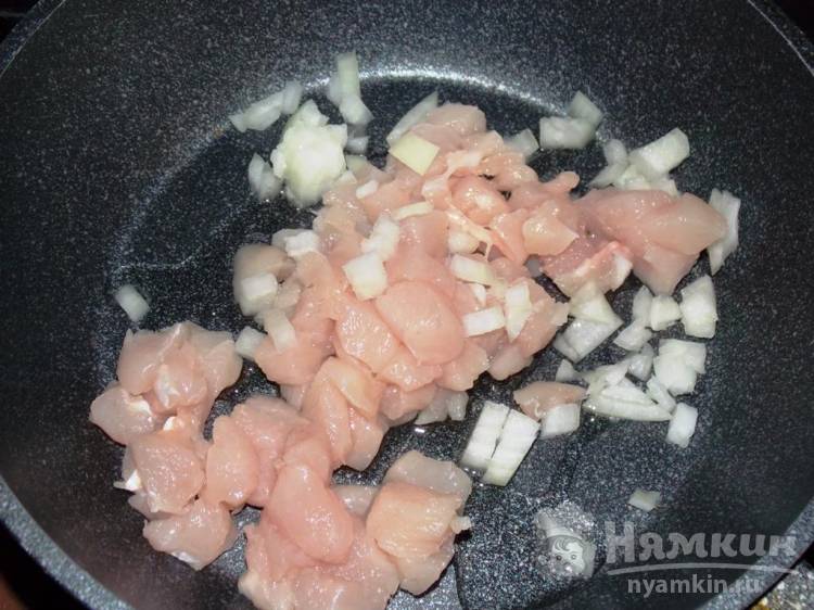Болгарские перцы половинками с курицей и грибами в духовке - фото шаг 4