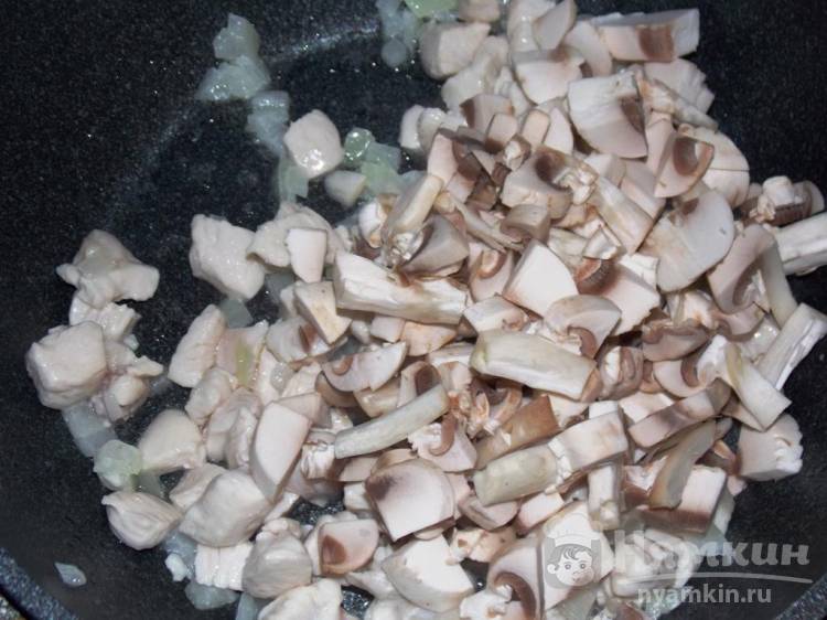 Болгарские перцы половинками с курицей и грибами в духовке - фото шаг 5