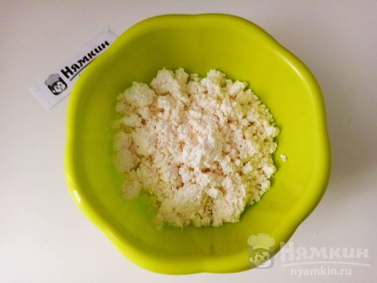 Творожники с манкой и кокосовой стружкой на сковороде - фото шаг 1