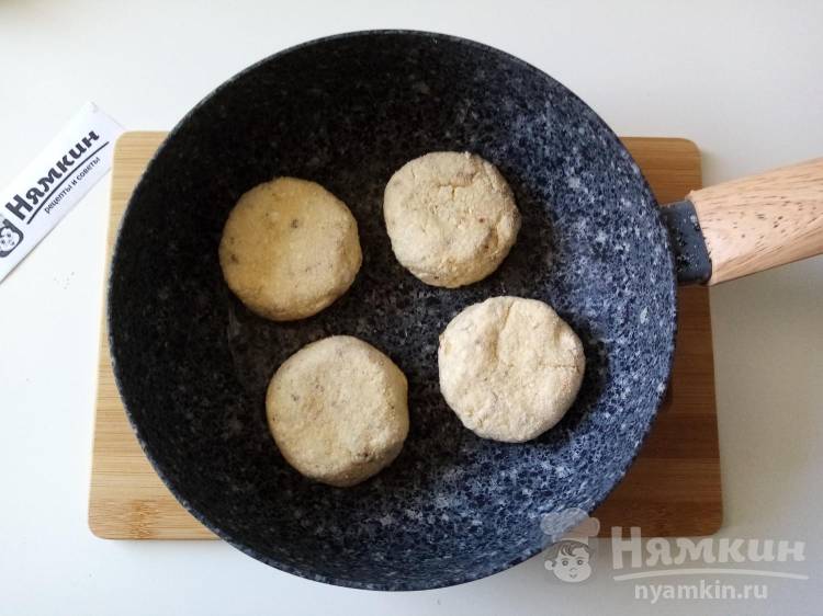Творожники с манкой и кокосовой стружкой на сковороде - фото шаг 6