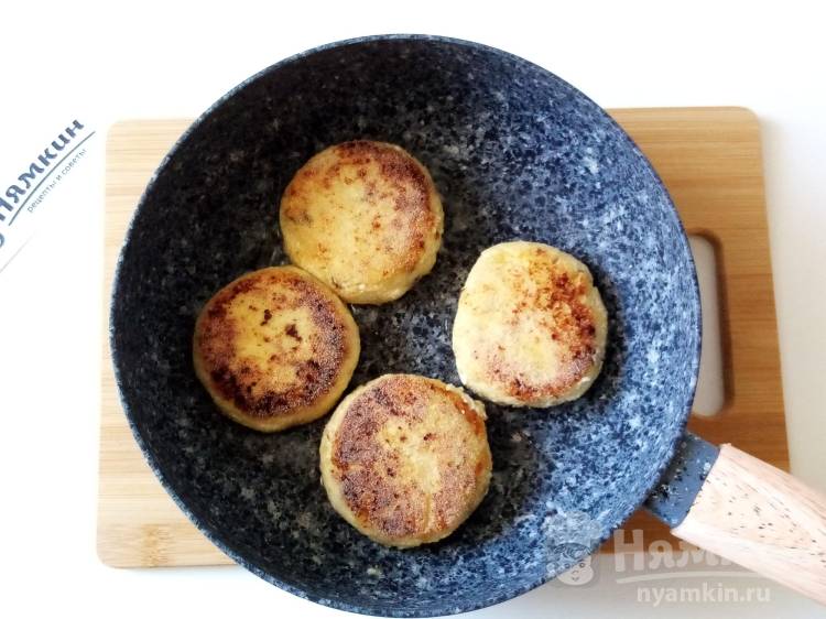 Творожники с манкой и кокосовой стружкой на сковороде - фото шаг 7