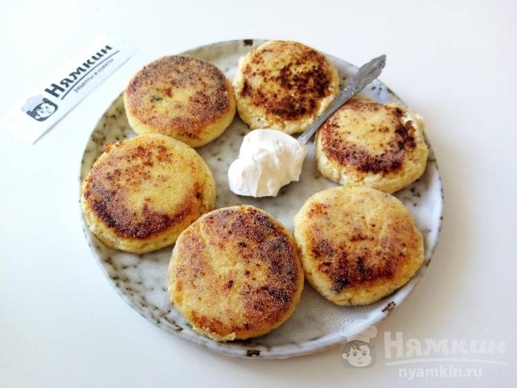 Творожники с манкой и кокосовой стружкой на сковороде - фото шаг 8