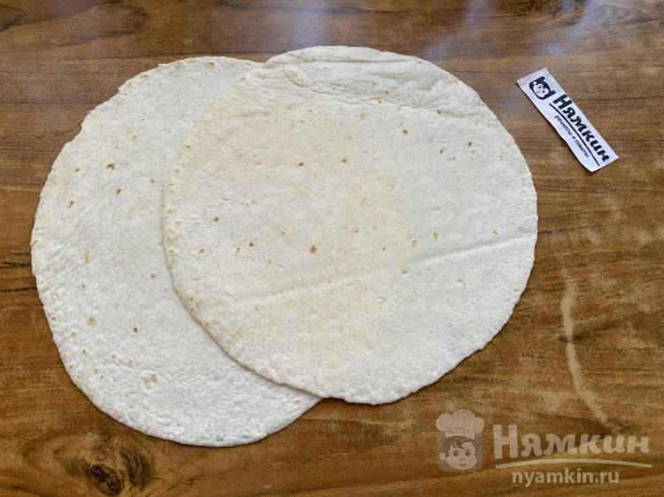 Фаршированная лепешка с вареной курицей, сыром и овощами на сковороде - фото шаг 1