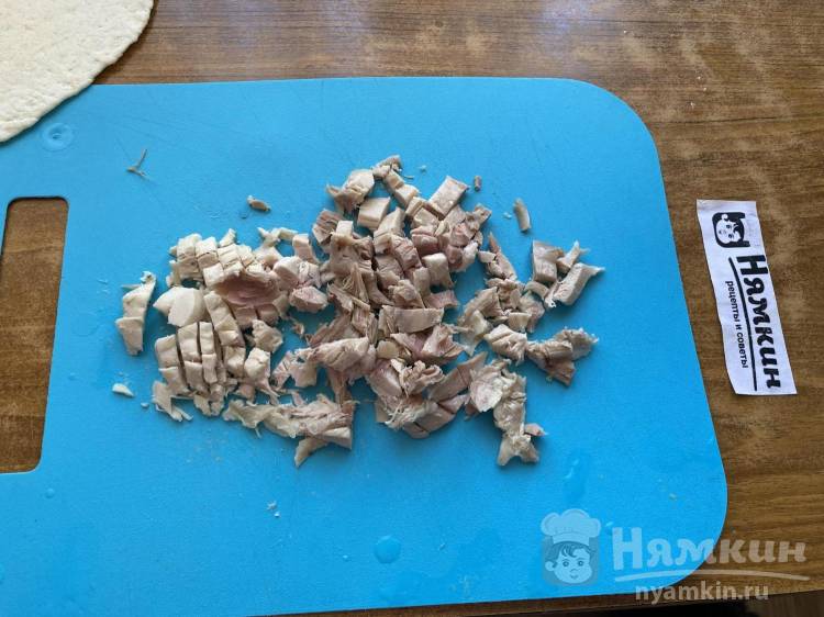 Фаршированная лепешка с вареной курицей, сыром и овощами на сковороде - фото шаг 3
