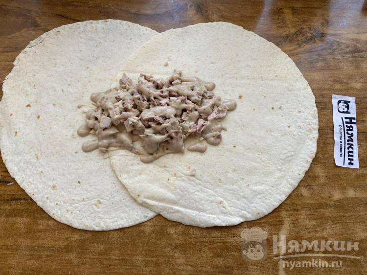 Фаршированная лепешка с вареной курицей, сыром и овощами на сковороде - фото шаг 4