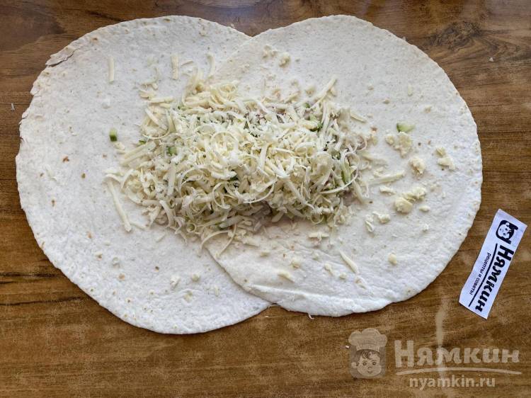 Фаршированная лепешка с вареной курицей, сыром и овощами на сковороде - фото шаг 7