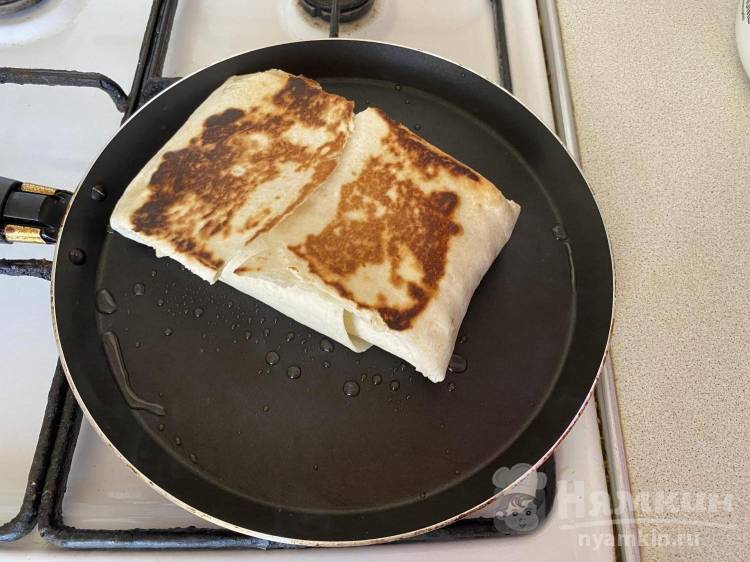 Фаршированная лепешка с вареной курицей, сыром и овощами на сковороде - фото шаг 10