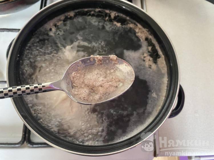 Куриная лапша с беби-картофелем и зажаркой из лука и моркови - фото шаг 2