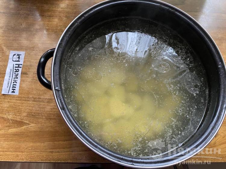 Куриная лапша с беби-картофелем и зажаркой из лука и моркови - фото шаг 6